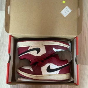 Jordan 1 Low  - Dessa är ett par Jordan 1 low i storlek 37,5. Jag säljer de eftersom de inte passar mig längre. Lådan är inte den originella lådan. 