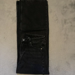 Lågmidjade vida jeans  - Säljer mina lågmidjade vida jeans från weekday 