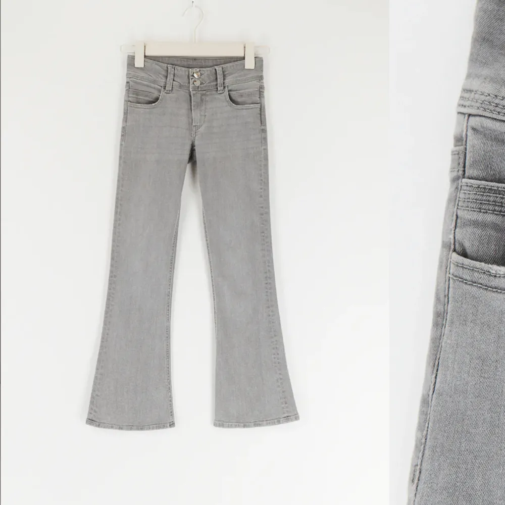supersnygga grå jeans ifrån gina tricot. storlek 164( passar xs/s) jag brukar ha 34/36 i jeans för referens, skulle kunna passa 32 också❤️. Jeans & Byxor.