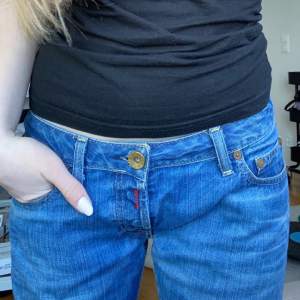 Säljer nu mina snygga lågmidjade replay jeans. Köpte på plick men väljer nu att sälja vidare pga att dom är lite stora och långa på mig, och är därför använda få gånger av mig. Kom privat för fler bilder. Pris kan diskuteras. (Jag är 1,59)