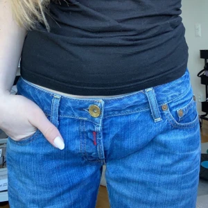 Lågmidjade Replay jeans - Säljer nu mina snygga lågmidjade replay jeans. Köpte på plick men väljer nu att sälja vidare pga att dom är lite stora och långa på mig, och är därför använda få gånger av mig. Kom privat för fler bilder. Pris kan diskuteras. (Jag är 1,59)
