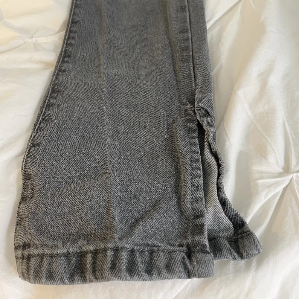 Trendiga grå jeans från Zalando med slits på bägge benen, som jag tyvärr växt ur. Strl 6 (ca XS) 💕💕tveka inte att höra av er om fler bilder osv. . Jeans & Byxor.
