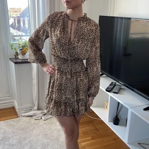 Sommarklänning från Zara - Säljer denna superfina zara klänning jag köpte förra våren. Går inte att köpa längre. Endast använd fåtal gånger, alltså bra skick:)