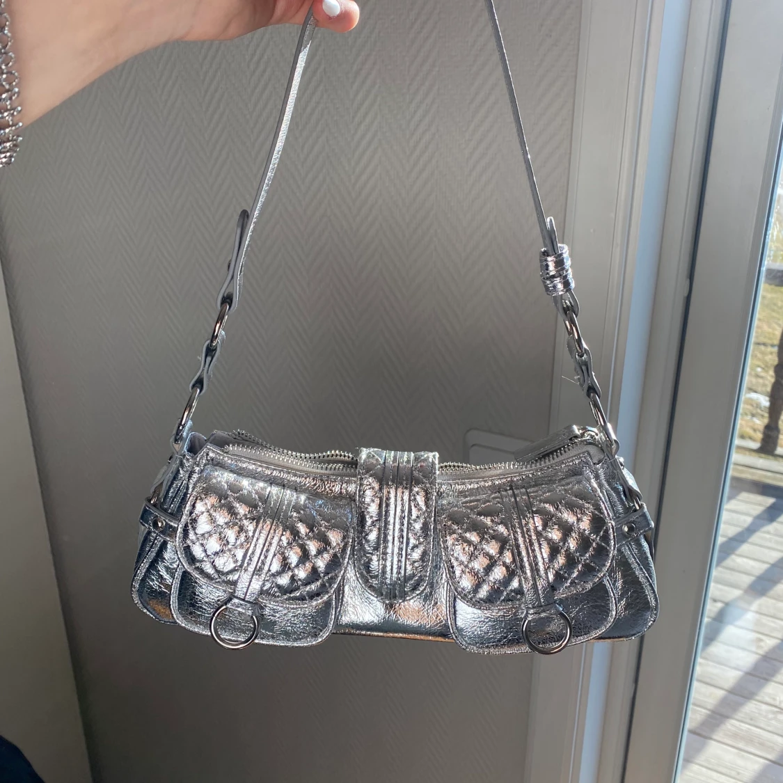 Silver väska ifrån NA-KD 