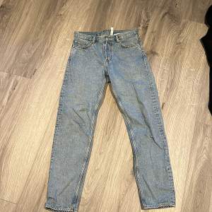 Fina weekday jeans i storlek 28/32
