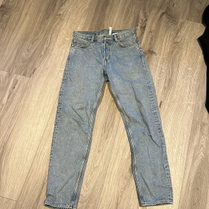 Weekday jeans - Fina weekday jeans i storlek 28/32