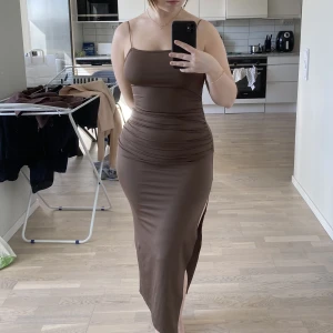 Fin sommarklänning  - Detta är en jättefin klänning från Shein, helt oanvänd!! Säljer då tyvärr kan inte mina axlar bära upp axelbanden, så de glider lätt ner💕 jag är 160cm! Köpare står för frakt