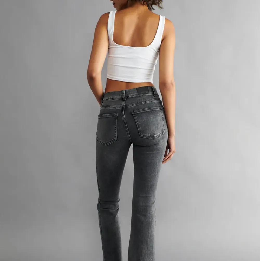 Säljer mina low waist jeans från Gina Tricot🤍 knappt använda så dom är i väldigt bra skick! storlek 36🤍. Jeans & Byxor.