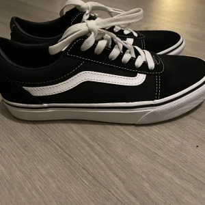 👟Skor👟 - Svarta vans skor, i nyskick endast använda 1 gång👟🖤