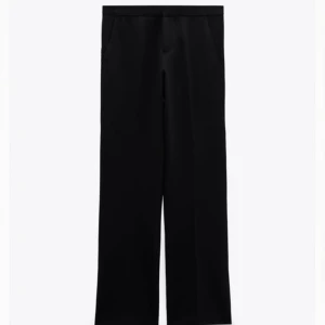 Lågmidjade kostymbyxor - Säljer dessa lågmidjade kostymbyxor från ZARA!! Strl M men små i storleken. Sömnen längs ner är uppsprättad så de passar längre personer (175-180). VÄLDIGT sparsamt använda (Max 3gg) FLER BILDER SKICKAS GÄRNA❤️🌷