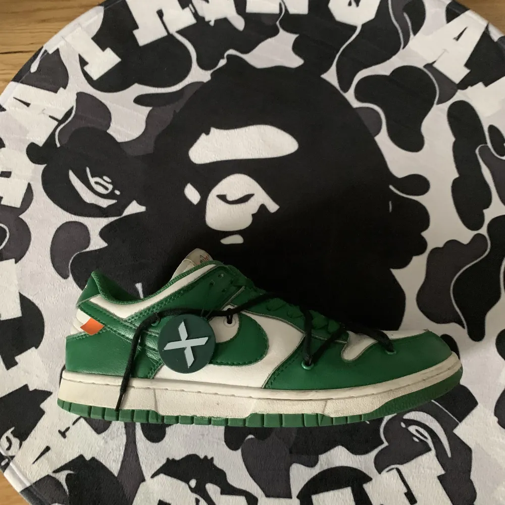 Dunks Off white skor utan off white tag och de oranga snören. Drf är de billigt. Jag har lagt till snörena själv men man kan ta bort dem.  pris kan diskuteras, tar även emot byten. Skick: 8/10. Använda fåtal gånger. Orginal box ingår int. Skor.