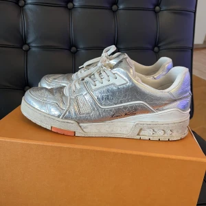 Louis Vuitton LV Trainer Metallic Silver - Från Virgil Ablohs kollektion från 2020.  Nypris är 12000kr.  Köpt online och att som följde med vid originalköp kommer med såsom kvitto, dustbags och extra snören.   US 10 passar ca 45  