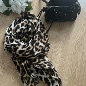 Halsduk - Fin halsduk, strl 110x200cm. Tyvärr så har den inte kommit till så stor användning för mig och hoppas att den får en ny ägare. Se mina övriga aktioner! ❤️