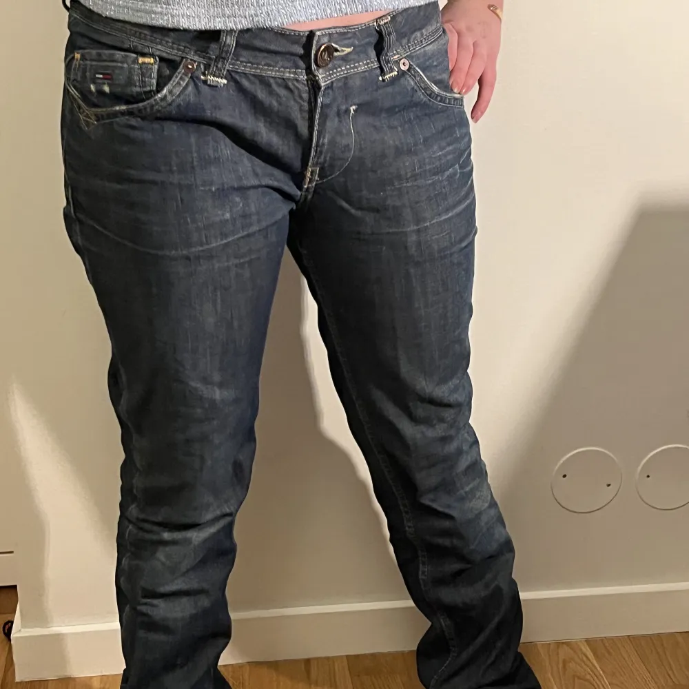 Super fina jeans secondhand från Tommy hilfiger. Sitter jätte fint och är väldigt unika. Hon på bilden är ca 160 men passar till 170 då dom är långa. Hör av er om ni har frågor❤️ köparen står för frakt❤️. Jeans & Byxor.