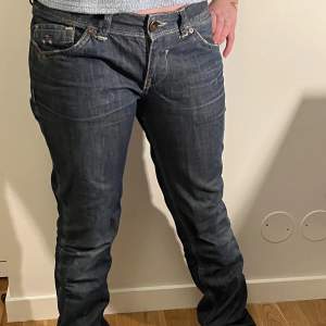 Super fina jeans secondhand från Tommy hilfiger. Sitter jätte fint och är väldigt unika. Hon på bilden är ca 160 men passar till 170 då dom är långa. Hör av er om ni har frågor❤️ köparen står för frakt❤️