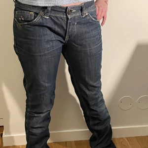 Lågmidjade jeans - Super fina jeans secondhand från Tommy hilfiger. Sitter jätte fint och är väldigt unika. Hon på bilden är ca 160 men passar till 170 då dom är långa. Hör av er om ni har frågor❤️ köparen står för frakt❤️