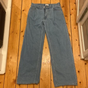 Weekday loose fit - Ljusa jeans från weekday, använda 1gång. Bra skick!! Köparen står för frakt 