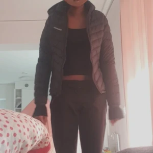 Peak Performance jacka  - Hej säljer denna peak Performance Jacka då den är för liten men kan även byta den mot en M eller S  om nångon vill! 