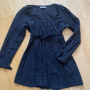 Svart tunika  - Svart längre topp/tunika med glittriga detaljer! Står att den är i storlek 38 men skulle säga att den passar XS-M beroende på hur man vill att den sitter⭐️ 70kr exklusive frakt!