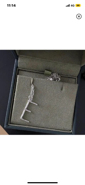 Bokstavshalsband  - Kollar nu intresset på mitt eftertraktade halsband från Maria Nilsdotter, i bokstaven E. Jättebra skick, köpt i februari ❤️