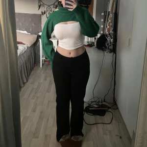 Stickad tröja - Grön stickad bolero från hm. Endast använd en gång.