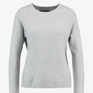Vero Moda grå - Säljer min vero Moda tröja då den har slutat kommit till andvändning tyvärr hör av er vid fler bilder🥰