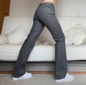 Flared grå jeans - Säljer dessa smickrande jeans i storlek W31L34 (passar mig som är storlek 38 bra), 82cm midja och 85cm innerbenslängd❤️Jag på bilderna är 172cm lång och brukar bära storlek 38🥰