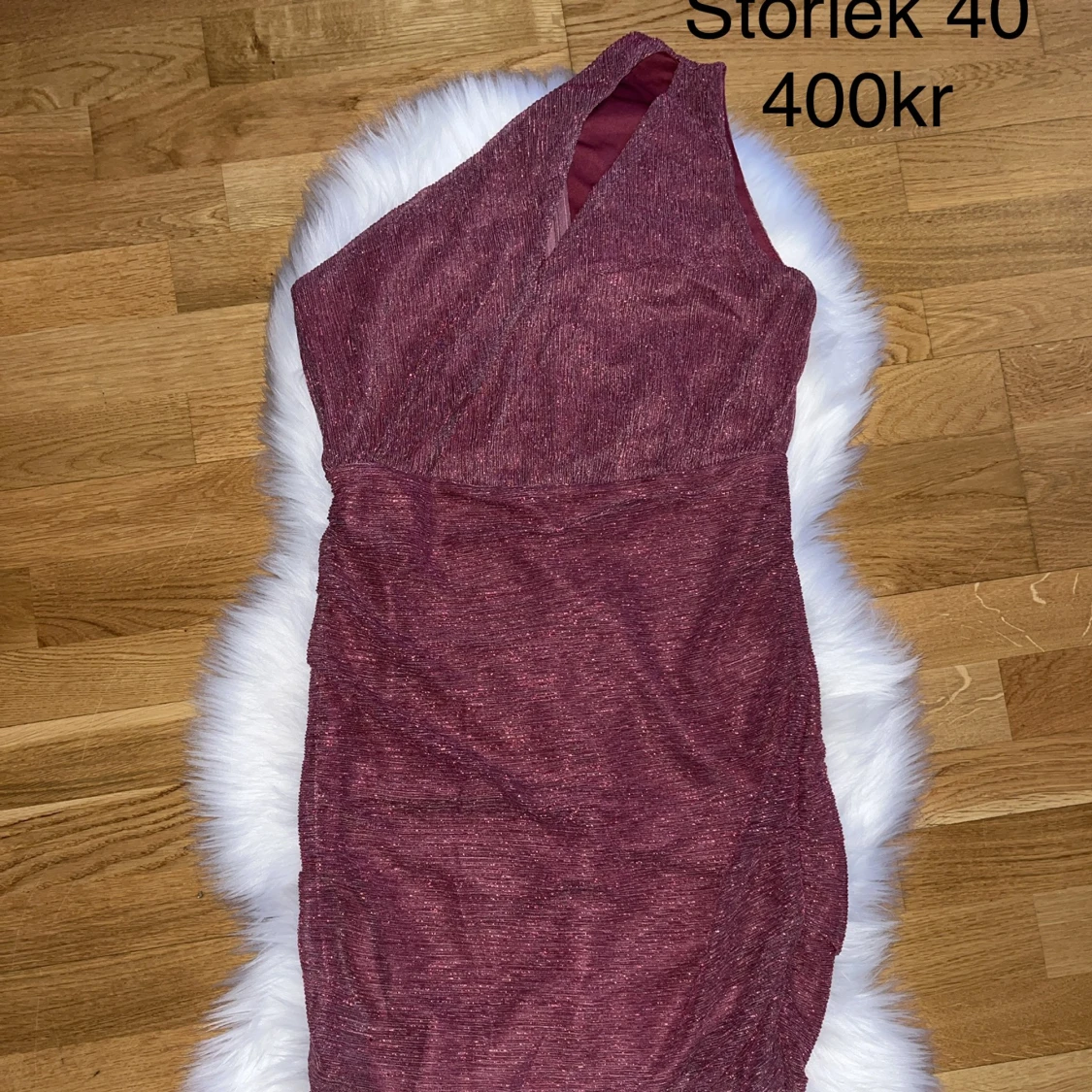 En enaxlad miniklänning  - 91