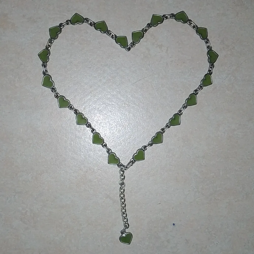 Fint halsband med gröna hjärtan Köpt på Stadsmissionen för 80kr. Accessoarer.