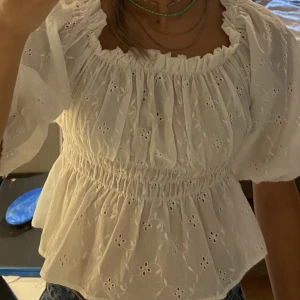 Vit topp - Säljer denna fina blusen från zara som köptes för något år sedan men inte kommit till användning mer än någon gång. Den går att ha off shoulder eller som jag har på bilden. Jättefin och perfekt nu till sommaren  DM FÖR KÖP