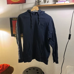 Vans Hoodie medium mörkblå - Vans hoodie medium mörkblå. Passar lite mer mot small. Använd men i bra skick