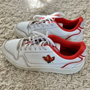 adidasskor - Jättefina och sköna sneakers från adidas. Säljer för att de inte kommer till användning. Använda endast ett fåtal gånger❤️‍🔥❤️‍🔥