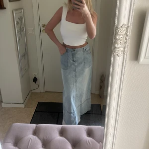 Jeanskjol  - Jeanskjol vintage stl L, men passar mig som vanligtvis har stl S beroende på hur man vill att den sitter.