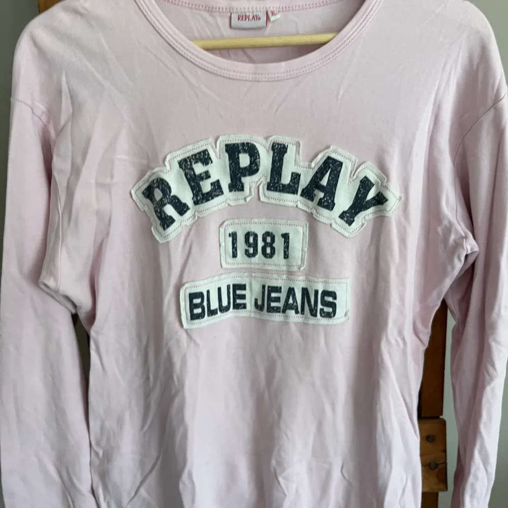 Säljer min vintage Replay tröja. Anledning: kommer inte till användning längre. Superfin nu till våren eller sommaren.. Toppar.