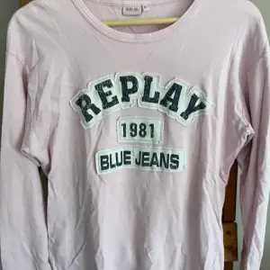 Säljer min vintage Replay tröja. Anledning: kommer inte till användning längre. Superfin nu till våren eller sommaren.