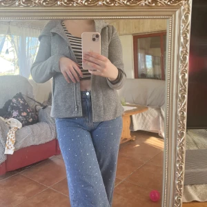 Jacka - Säljer denna jättefina vår/höstjacka från Veromoda. Använd en del, men inget som märks speciellt, fortfarande jättefin. Skicka för fler bilder. Nypris:699kr mitt pris: 300  kr 