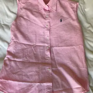 Skjortväst från Ralph Lauren, rosa & vit med rutor. Bra skick & fin till vår & sommar. Står stl 4xl men skulle säga att den är allt från s-m. 💖