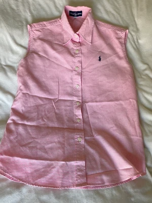 Skjortväst - Skjortväst från Ralph Lauren, rosa & vit med rutor. Bra skick & fin till vår & sommar. Står stl 4xl men skulle säga att den är allt från s-m. 💖