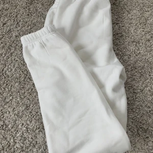 Sweatpants - Vita mjukisbyxor från New Yorker ⭐️ Nya och supermjuka i storlek small :)