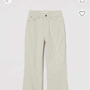 Säljer dessa supersnygga jeans från H&M . Som är raka i modellen och sitter jättesnyggt. Använda ca 3 gånger , skriv för fler bilder !
