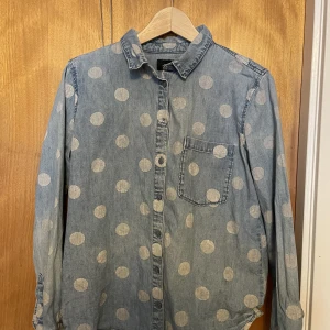 Jeans jacka - Blå och vit prickig jeans jacka med bröst ficka från monki, stl small. Bra skick aldrig använd 
