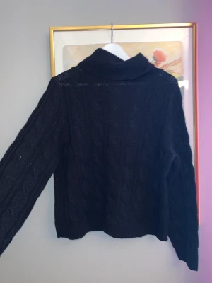 Svarta tröja  - Väldigt fin svart tröja med ”krage” som man kan vika ner eller ha uppe. Mycket använd och lite nopprig men annars bra skick💫