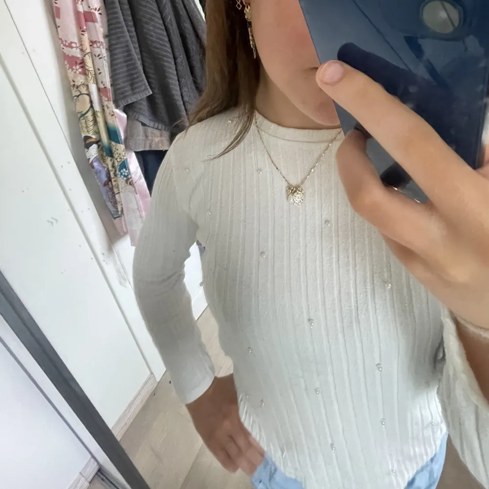 Superfin vit tröja med pärlor! Från Zara barnavdelning men passar XS❤️ . Tröjor & Koftor.