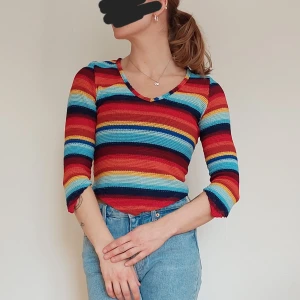 Virkad topp - Köpt second hand. V-formad framtill. Kortare i modellen. Väldigt stretchig i materialet och skön att ha på sig. Står ingen storlek, men jag skulle säga att den passar S. 