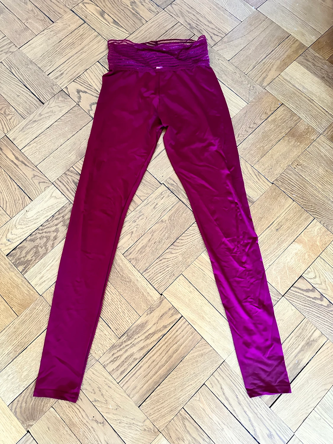 Röda träningstights med scrunch