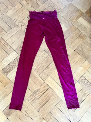 Röda träningstights med scrunch - Med scrunch på baksidan