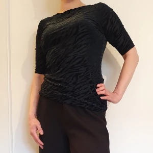 Ganni topp - En aning genomskinlig topp från Ganni. Storlek 40 men passar mig som är 36-38.