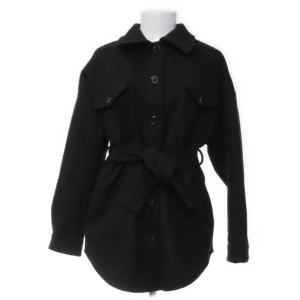 Svart kappa  - En svart kappa från Nelly i storlek 32 men känns som en 34-36❤️ lägger ut annonsen igen pågrund av oseriös köpare❤️ ny pris 799kr