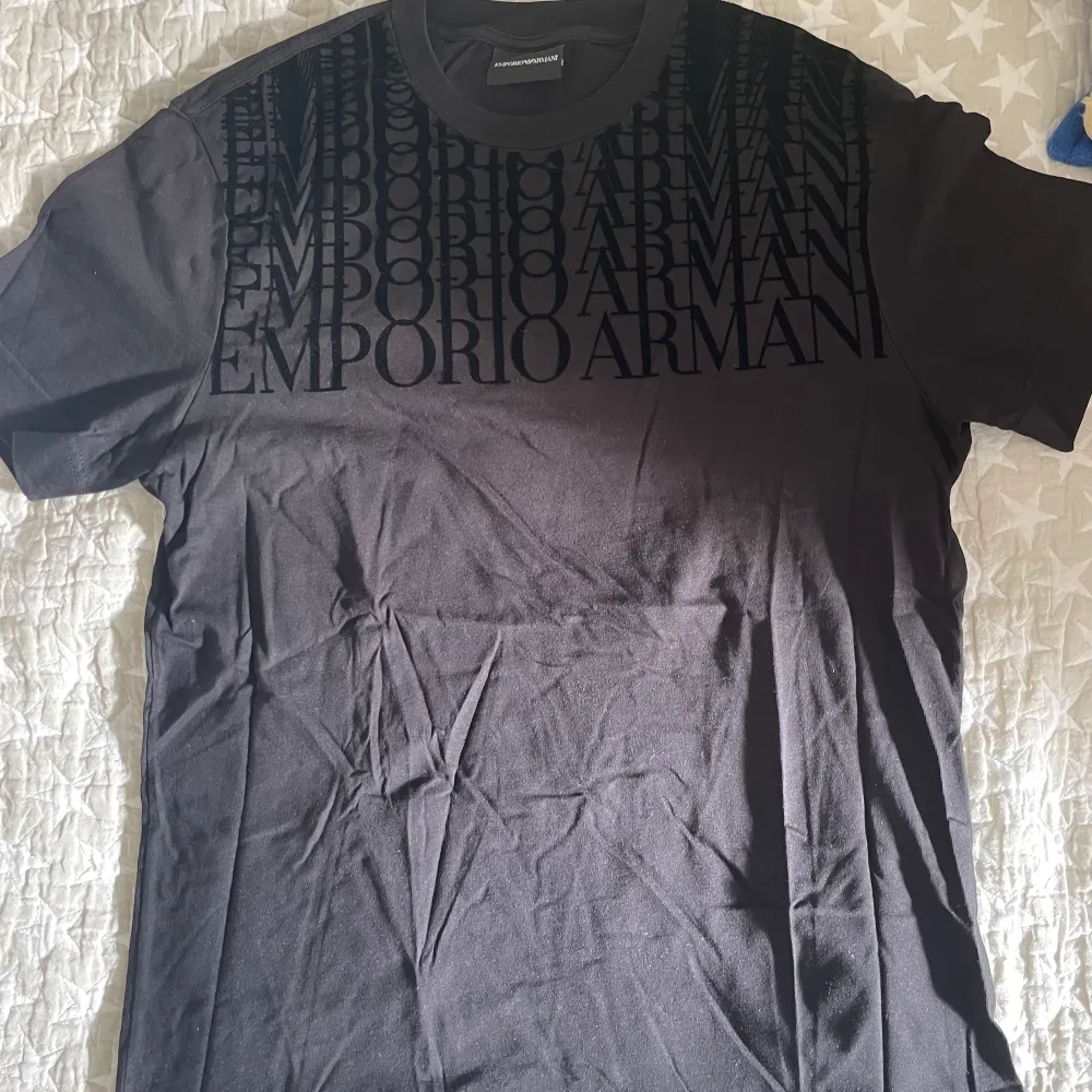 Ritkigt fräsch Armani T-shirt till sommaren. 9/10 i skick. Använd fåtal gånger. Storlek M. Skrynklig pga garderob . T-shirts.