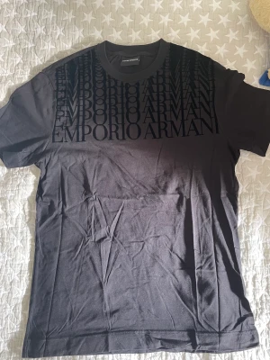 Emporio Armani T-shirt  - Ritkigt fräsch Armani T-shirt till sommaren. 9/10 i skick. Använd fåtal gånger. Storlek M. Skrynklig pga garderob 